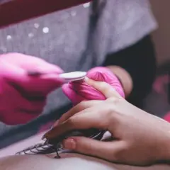 Hybryda czy żel - który rodzaj manicure bardziej niszczy paznokcie? Prawda