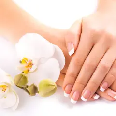 French co to znaczy paznokcie? Poznaj tajemnice manicure francuskiego