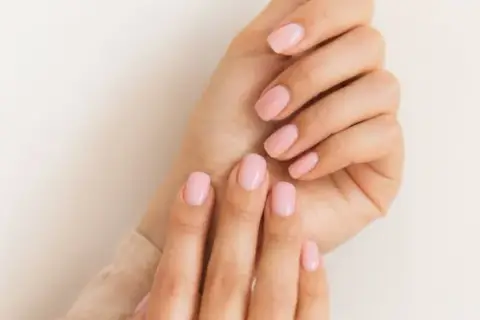 Jak skutecznie zmyć manicure hybrydowy bez uszkadzania paznokci