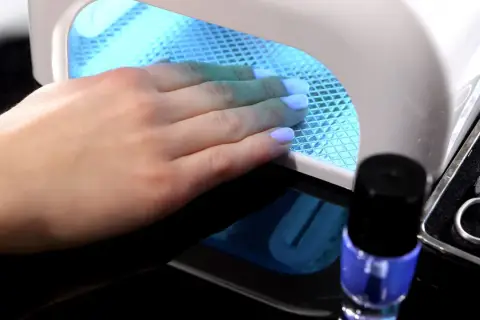 Jak wygląda manicure hybrydowy? Odkryj jego zalety i etapy wykonania