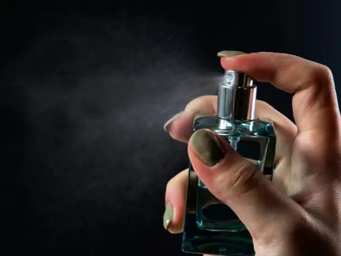 Najlepsze perfumy które długo się utrzymują damskie – trwałe zapachy