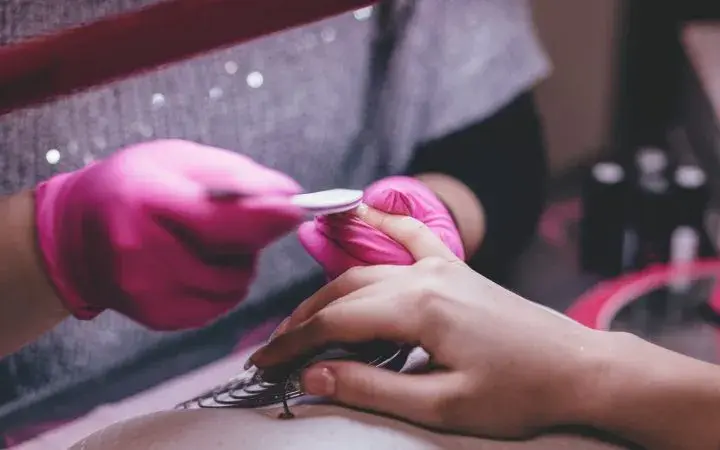 Hybryda czy żel - który rodzaj manicure bardziej niszczy paznokcie? Prawda