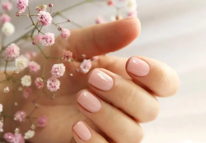 Baza kauczukowa do paznokci - opinie, manicure, najlepsza baza hybrydowa