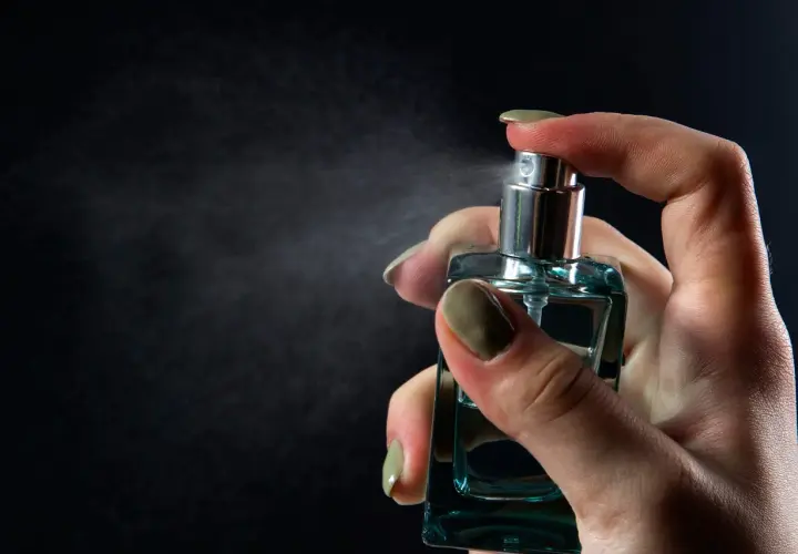 Najlepsze perfumy które długo się utrzymują damskie – trwałe zapachy