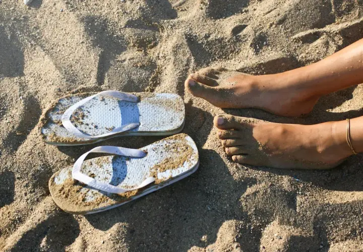 Ile i jakie buty spakować na wakacje i wycieczki?