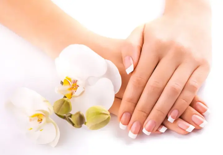 French co to znaczy paznokcie? Poznaj tajemnice manicure francuskiego