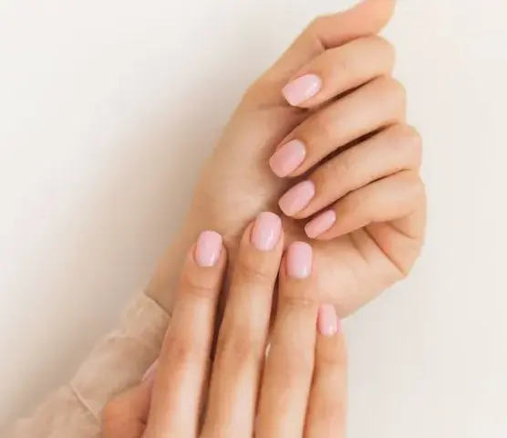 Jak skutecznie zmyć manicure hybrydowy bez uszkadzania paznokci