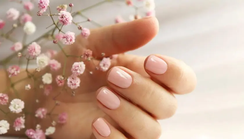 Baza kauczukowa do paznokci - opinie, manicure, najlepsza baza hybrydowa