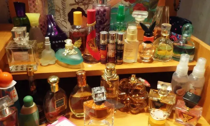 Perfumy z lat 90 - kultowe i damskie perfumy
