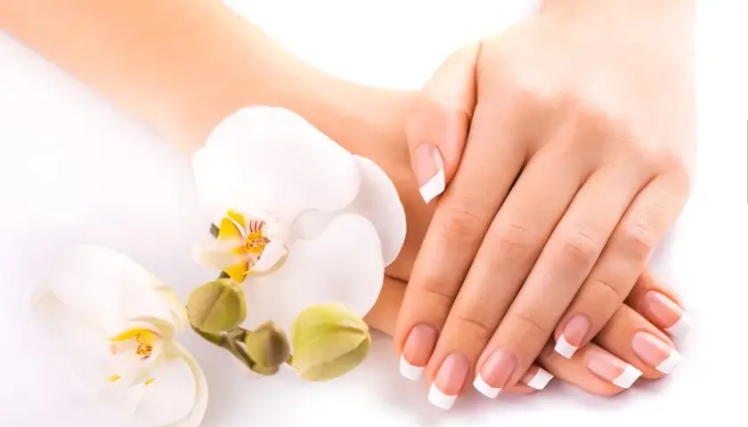 French co to znaczy paznokcie? Poznaj tajemnice manicure francuskiego