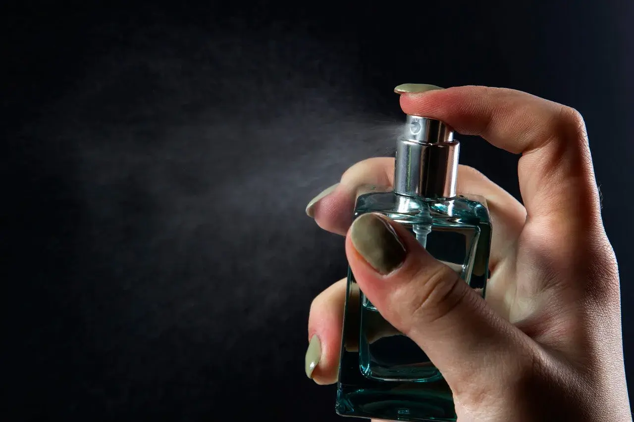 Najlepsze perfumy które długo się utrzymują damskie – trwałe zapachy