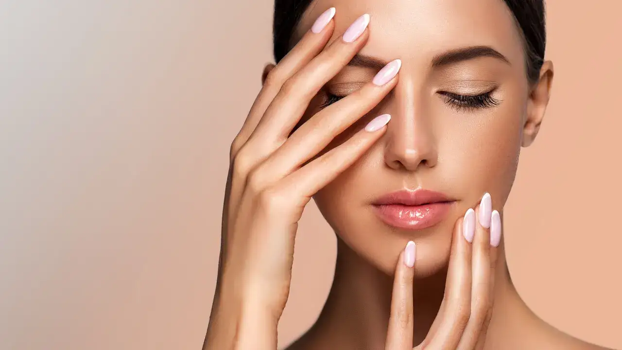 Zdjęcie French co to znaczy paznokcie? Poznaj tajemnice manicure francuskiego